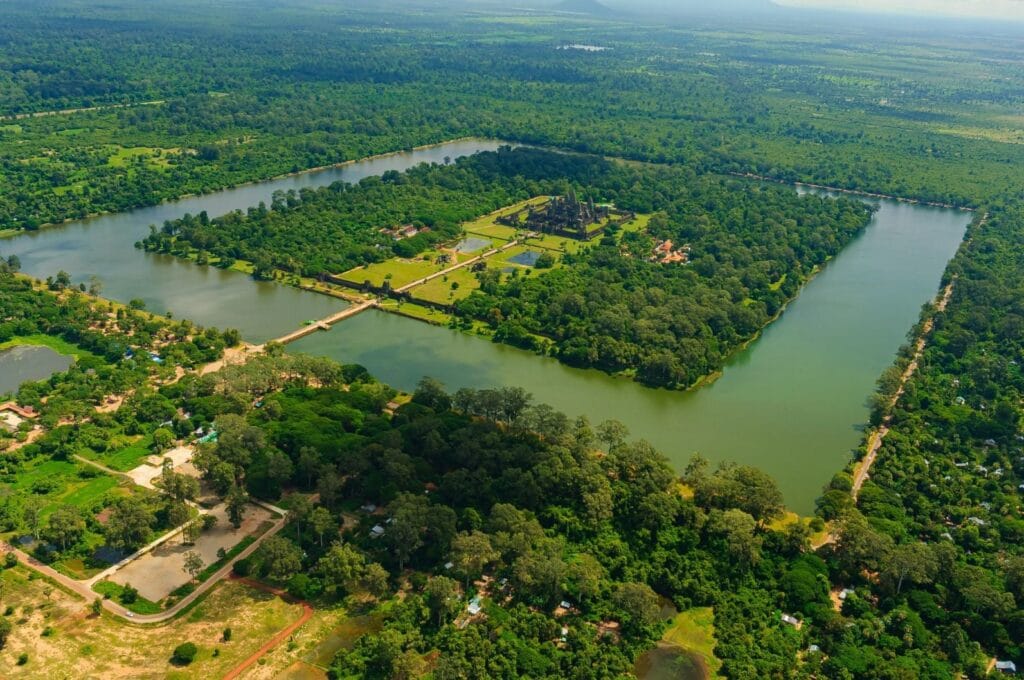 Uma vista aérea de Angkor Wat, que mostra a dimensão do fosso que o circunda. (Reprodução: Getty Images)