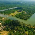 Uma vista aérea de Angkor Wat, que mostra a dimensão do fosso que o circunda. (Reprodução: Getty Images)