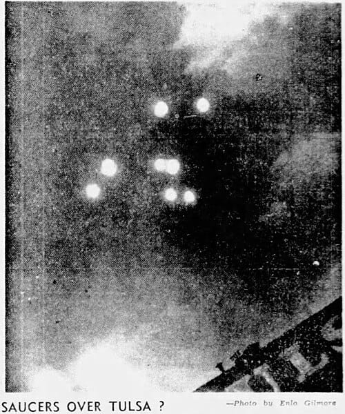 Oito objetos semelhantes aos relatados por Arnold foram fotografados sobre Tulsa, Oklahoma, em 12 de julho de 1947. (Créditos: Tulsa Daily World)