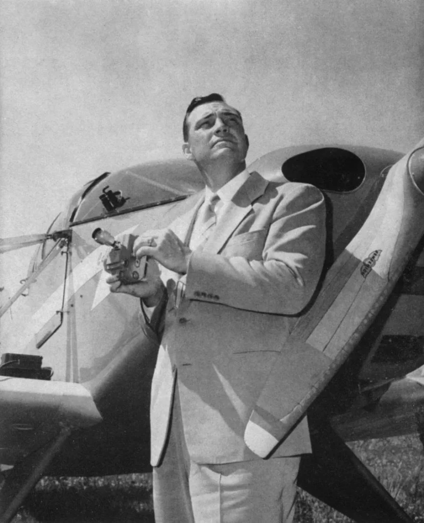 Kenneth A. Arnold em pé em frente ao avião leve CalAir A-2 que pilotava quando avistou os "discos voadores". (Cortesia do Museu Nacional do Ar e do Espaço)