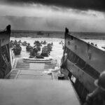 Nas garras da morte: homens do 16º Regimento de Infantaria desembarcam na praia de Omaha. (Reprodução: Wikipedia)