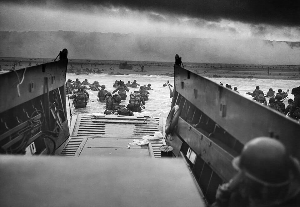 Nas garras da morte: homens do 16º Regimento de Infantaria desembarcam na praia de Omaha. (Reprodução: Wikipedia)