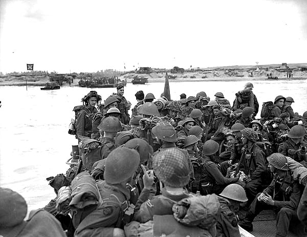 O Comando de Praia "W" da Marinha Real Canadense desembarca no setor da Praia Mike, na Praia Juno, em 6 de junho de 1944. (Reprodução: Wikipedia)