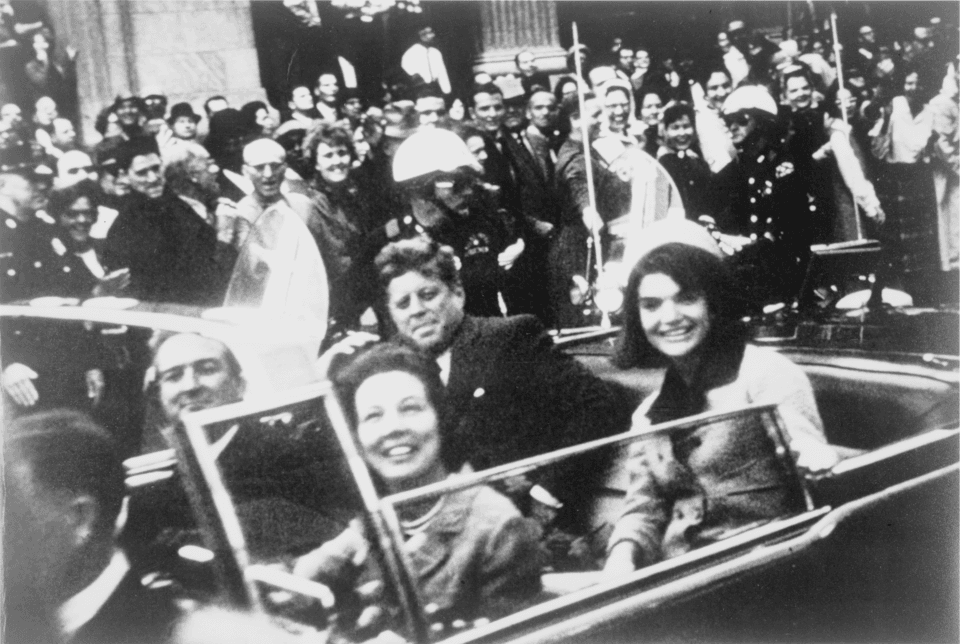 O presidente John F. Kennedy, Jacqueline Kennedy, Nellie Connally e o governador do Texas, John Connally, minutos antes do assassinato. (Reprodução: Wikipedia)
