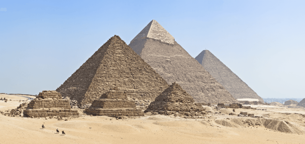 As três pirâmides principais de Gizé, juntamente com pirâmides secundárias e os vestígios de outras estruturas. (Reprodução: Wikipedia)