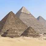 As três pirâmides principais de Gizé, juntamente com pirâmides secundárias e os vestígios de outras estruturas. (Reprodução: Wikipedia)