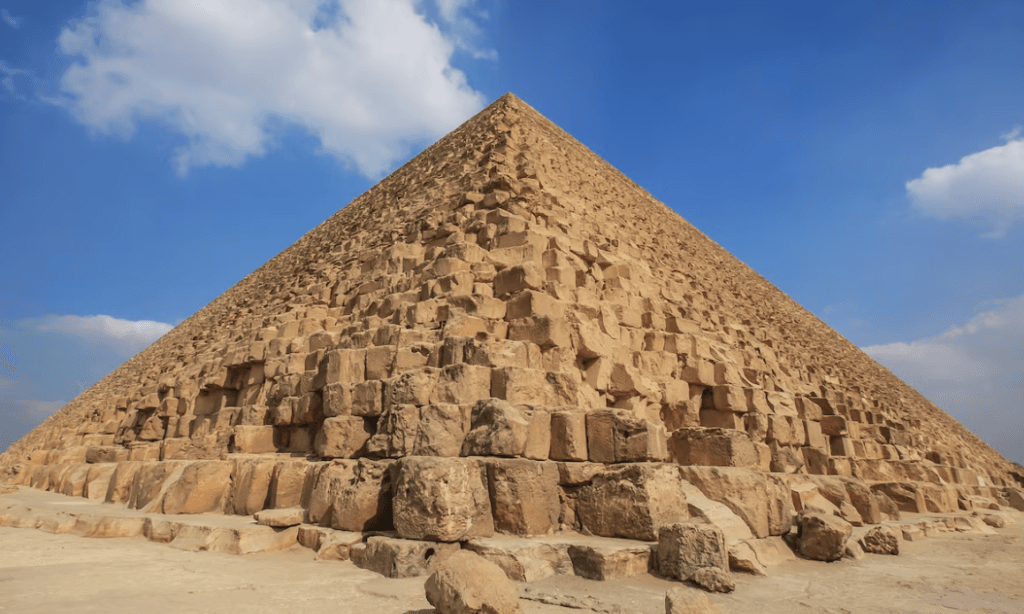 A Grande Pirâmide de Gizé foi construída com mais de dois milhões de blocos de pedra e foi a estrutura feita pelo homem mais alta da Terra durante vários milhares de anos. (Créditos: Andrew Coleman/via nationalgeographic)