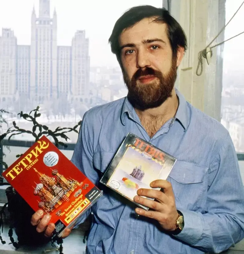 Alexey Pajitnov com a versão de Tetris com o nome russo, criada pelos publicitários da Spectrum HoloByte. (Créditos: Getty Images)