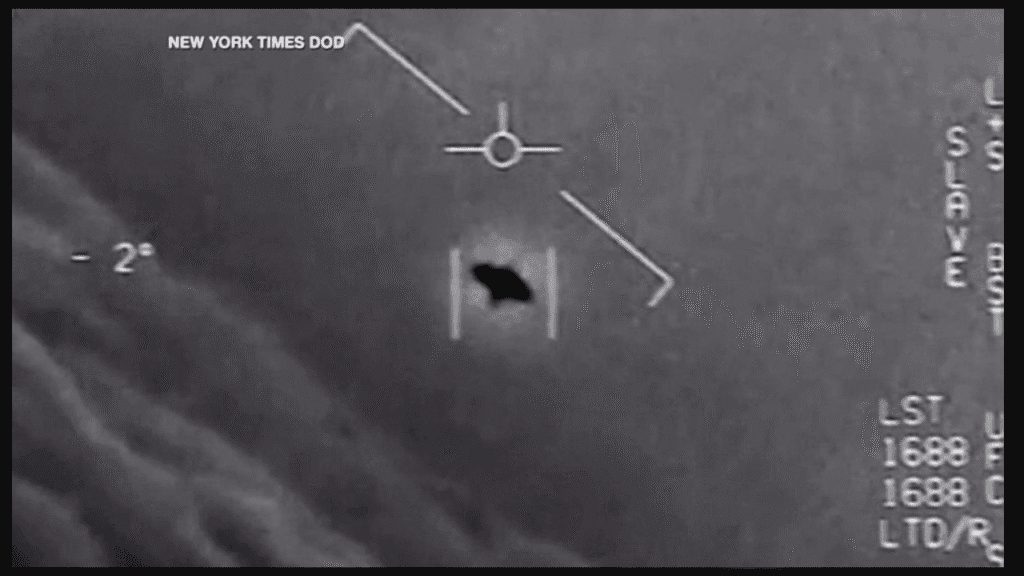 Imagem de satélite capturando uma espaçonave OVNI, acompanhada por uma vista noturna sob investigação do FBI, revelando evidências convincentes de atividade extraterrestre. (Reprodução: meer)