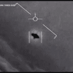 Imagem de satélite capturando uma espaçonave OVNI, acompanhada por uma vista noturna sob investigação do FBI, revelando evidências convincentes de atividade extraterrestre. (Reprodução: meer)