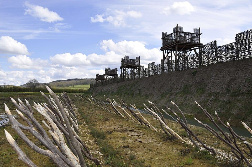 Recriação moderna das fortificações romanas em Alésia. (Reprodução: Wikipedia)
