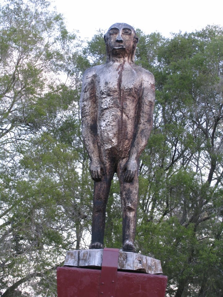 Estátua de madeira do Yowie em Kilcoy, Queensland, Austrália. (Reprodução: Wikipedia)