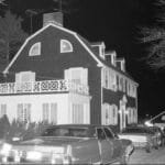 Foto da casa em Amityville, NY, tirada na noite dos assassinatos de Ronald Defeo Jr., em 13 de novembro de 1974. A família de George e Kathy Lutz ocuparia esta residência no ano seguinte. (Reprodução: reddit)