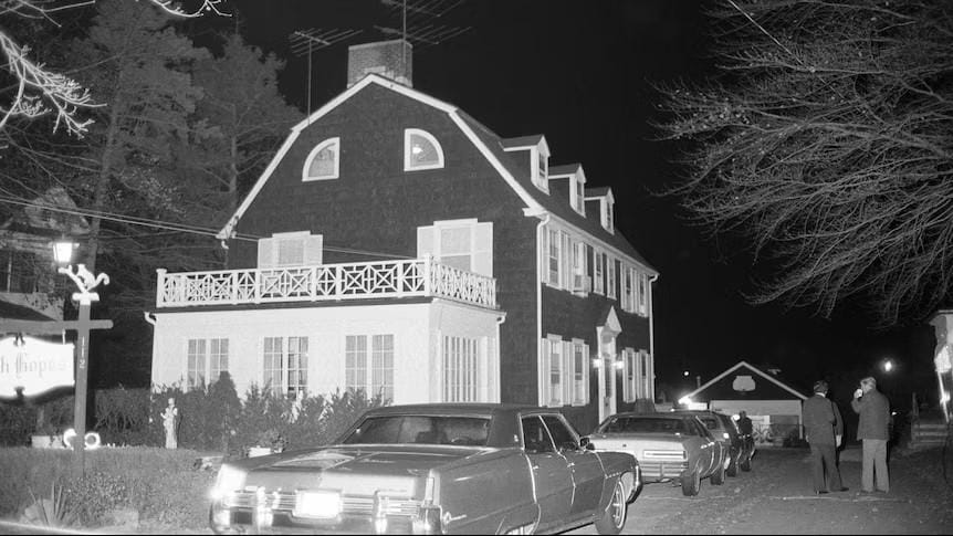 Foto da casa em Amityville, NY, tirada na noite dos assassinatos de Ronald Defeo Jr., em 13 de novembro de 1974. A família de George e Kathy Lutz ocuparia esta residência no ano seguinte. (Reprodução: reddit)