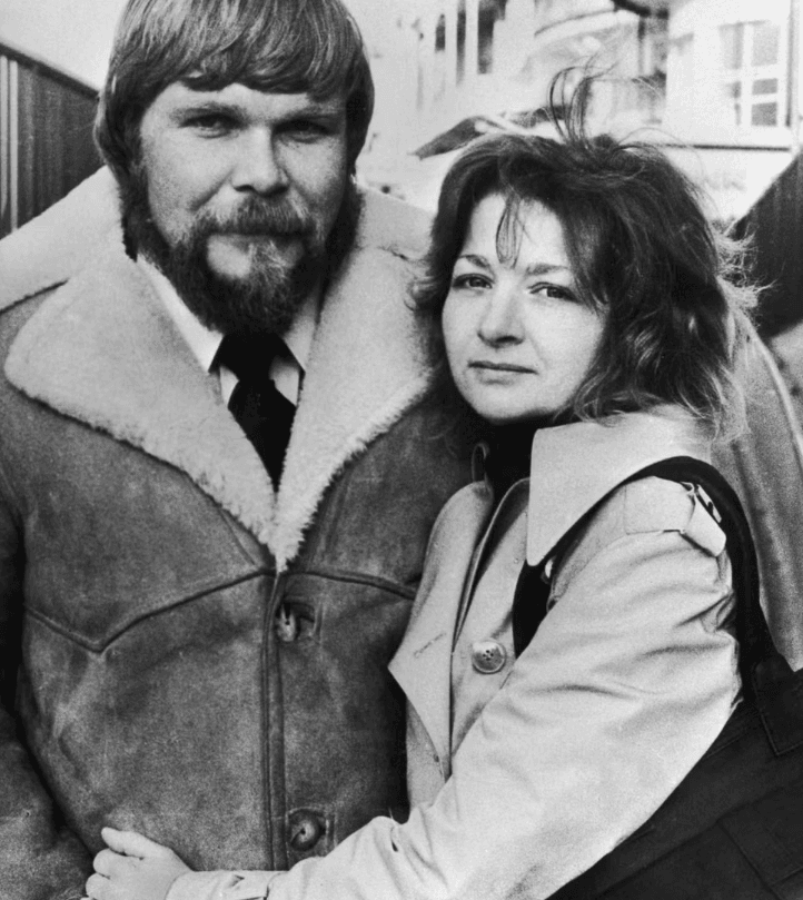 George e Kathy Lutz moraram na casa 112 da Ocean Avenue, em Amityville, Nova York, por apenas um mês. Eles se mudaram depois de vivenciarem diversos distúrbios estranhos. (Reprodução: Getty Images)