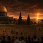 Jerusalém sob nuvens carregadas durante o entardecer, com fiéis em oração e soldados vigiando a cidade, em uma cena que remete às profecias bíblicas sobre os últimos dias de Israel. (Reprodução: clickpetroleoegas)