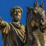 A única estátua equestre sobrevivente de um imperador pagão retrata Marco Aurélio. O original está nos Museus Capitolinos, em Roma, mas esta cópia encontra-se na praça no topo do Monte Capitolino. (Reprodução: shutterstock)