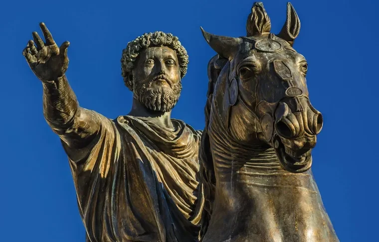 A única estátua equestre sobrevivente de um imperador pagão retrata Marco Aurélio. O original está nos Museus Capitolinos, em Roma, mas esta cópia encontra-se na praça no topo do Monte Capitolino. (Reprodução: shutterstock)