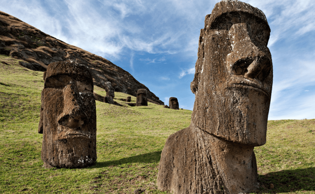 Pesquisadores da Universidade de Binghamton descobriram que as estátuas moai da Ilha de Páscoa foram construídas perto de fontes de água doce. (Créditos: Alamy)