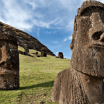 Pesquisadores da Universidade de Binghamton descobriram que as estátuas moai da Ilha de Páscoa foram construídas perto de fontes de água doce. (Créditos: Alamy)