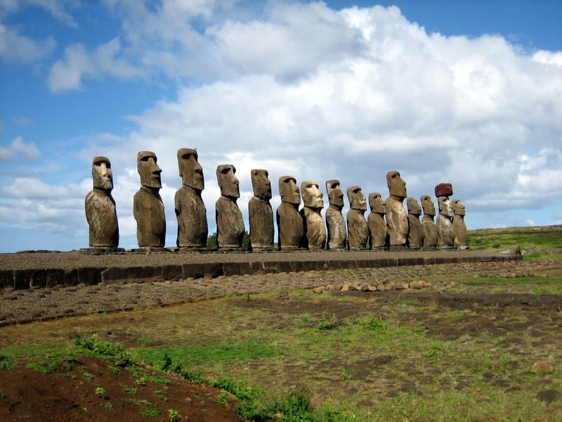 Estátuas Moai voltadas para o interior em Ahu Tongariki, restauradas pelo arqueólogo chileno Claudio Cristino na década de 1990. (Reprodução: Wikipedia)