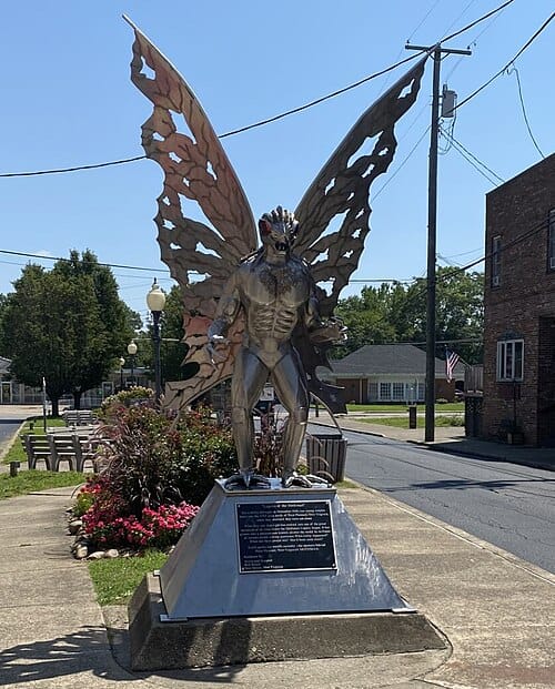 Estátua do Homem-Mariposa localizada em Point Pleasant, Virgínia Ocidental. (Reprodução: Wikipedia)