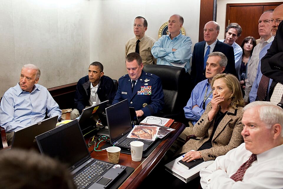 Sala de Situação: A equipe de segurança nacional dos EUA, com o presidente Barack Obama, o vice-presidente Joe Biden (à esquerda) e a secretária de Estado Hillary Clinton, reuniu-se na Sala de Situação da Casa Branca para monitorar o andamento da operação. (Reprodução: Wikipedia)