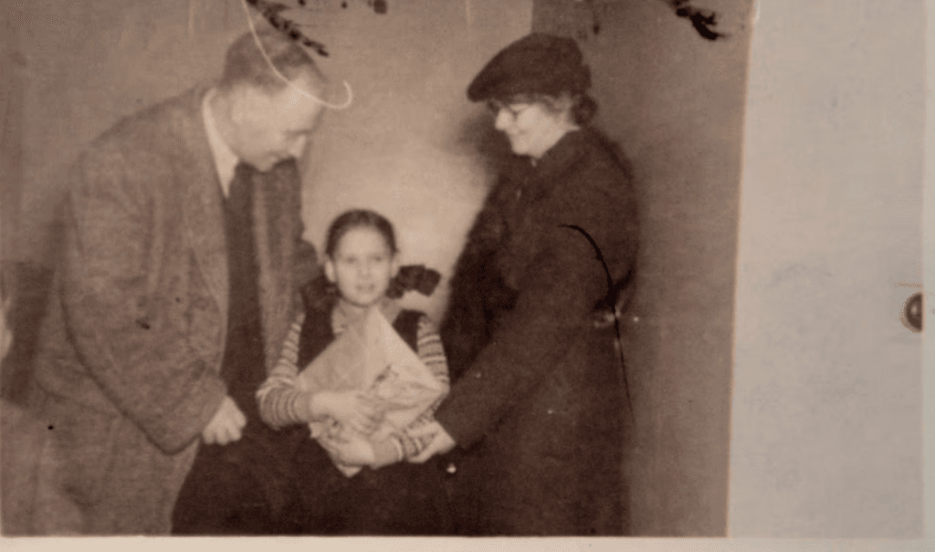 A criança Elizabeth conhece seus pais adotivos em Dublin, em 1946. (Reprodução: irishtimes)