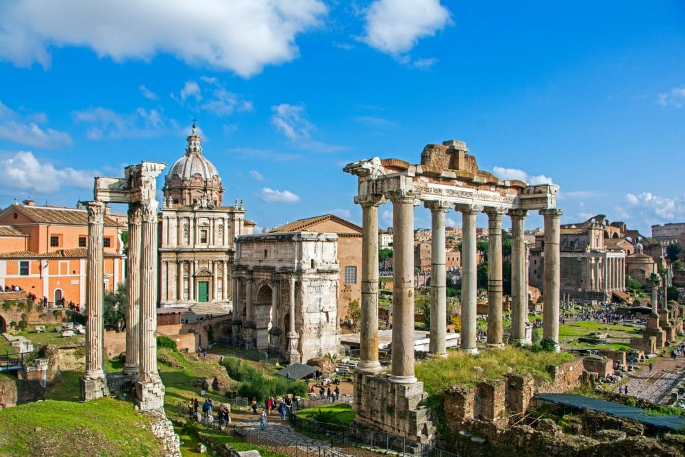 Fórum Romano, o centro da antiga capital do Império. (Créditos: Artem Avetisyan/via Shutterstock)