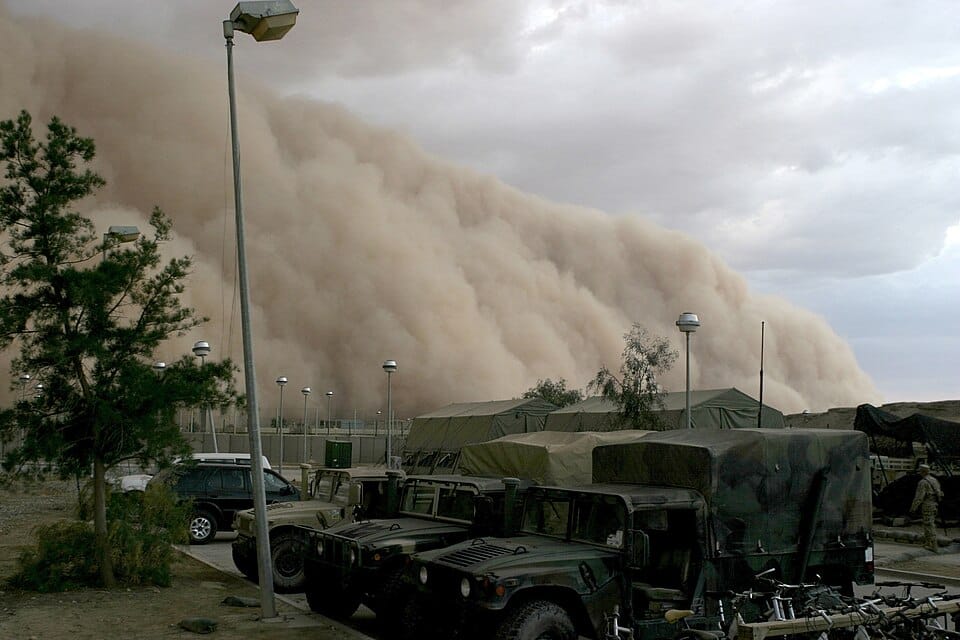 Exemplo de uma tempestade de areia, um dos fatores que influenciaram o resultado da operação. (Reprodução: Wikipedia)