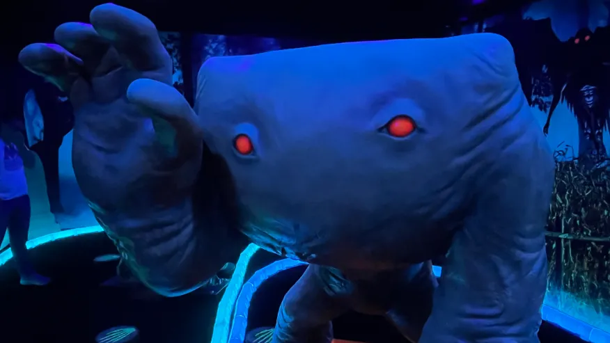 Estátua do Monstro de Grafton no Cryptid Mountain Miniature Golf. (Créditos: WBOY)