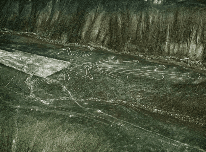 O subsolo amarelo mostra onde as linhas de Nazca foram raspadas nas pedras da superfície. (Créditos: Bates Littlehales)