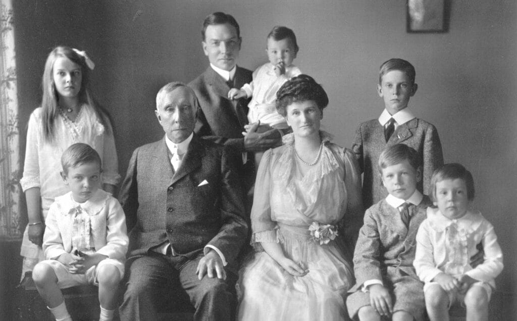 John D. Rockefeller Sr. com John D. Jr. e família. (Reprodução: theclio)