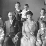 John D. Rockefeller Sr. com John D. Jr. e família. (Reprodução: theclio)