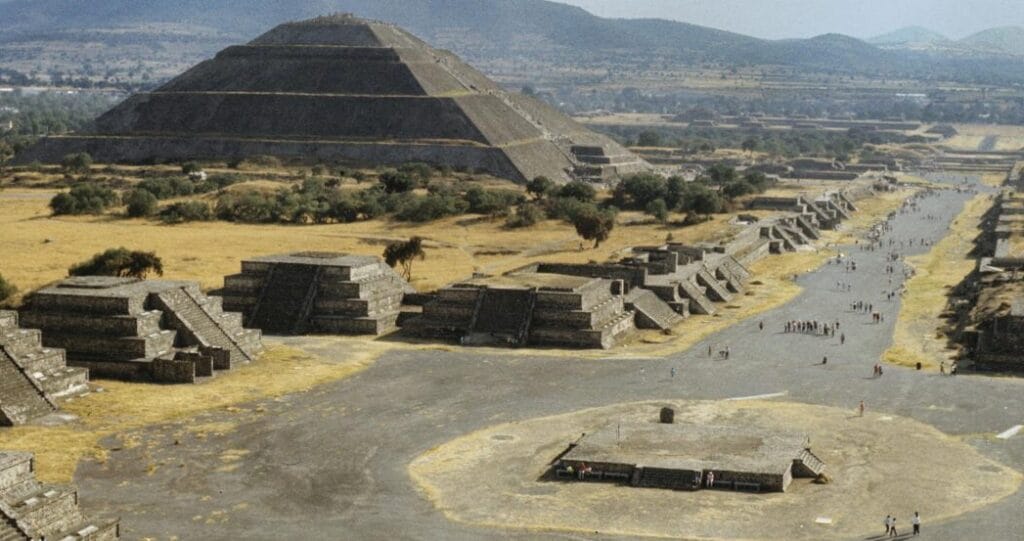 A Avenida dos Mortos (*Calzada de los Muertos*, com 2 km de extensão e 40 metros de largura), vista da Pirâmide da Lua (*Pirámide de la Luna*). À esquerda, a Pirâmide do Sol (*Pirámide del Sol*), com 63 metros de altura. (Créditos: Haupt & Binder)