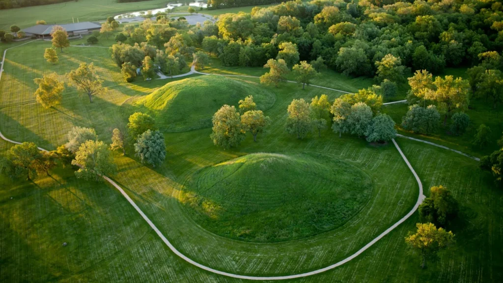 A praça central de Cahokia, na imagem, agora faz parte de um sítio histórico de 890 hectares. Um estudo recente descobriu que os residentes da antiga cidade não esgotaram os recursos naturais da área, como se pensava. (Créditos: Ira Block/via Nat Geo Image Collection)