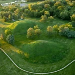 A praça central de Cahokia, na imagem, agora faz parte de um sítio histórico de 890 hectares. Um estudo recente descobriu que os residentes da antiga cidade não esgotaram os recursos naturais da área, como se pensava. (Créditos: Ira Block/via Nat Geo Image Collection)