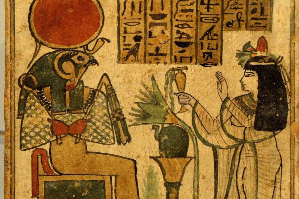 Esta estela pintada mostra Rá-Horakhty sentado, com cabeça de falcão. Rá-Horakhty combina o deus sol Rá com Hórus, o deus do céu, e acredita-se que sua origem coincida com a popularização do culto ao sol no antigo Egito. (Créditos: Osama Shukir Muhammed Amin)
