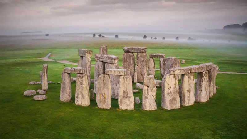 As pedras que os povos neolíticos usaram para construir Stonehenge foram rastreadas anteriormente até locais na Inglaterra e no País de Gales. Novas pesquisas mostram que a pedra do altar do círculo pode ter sido originada na Escócia. (Créditos: English Heritage)